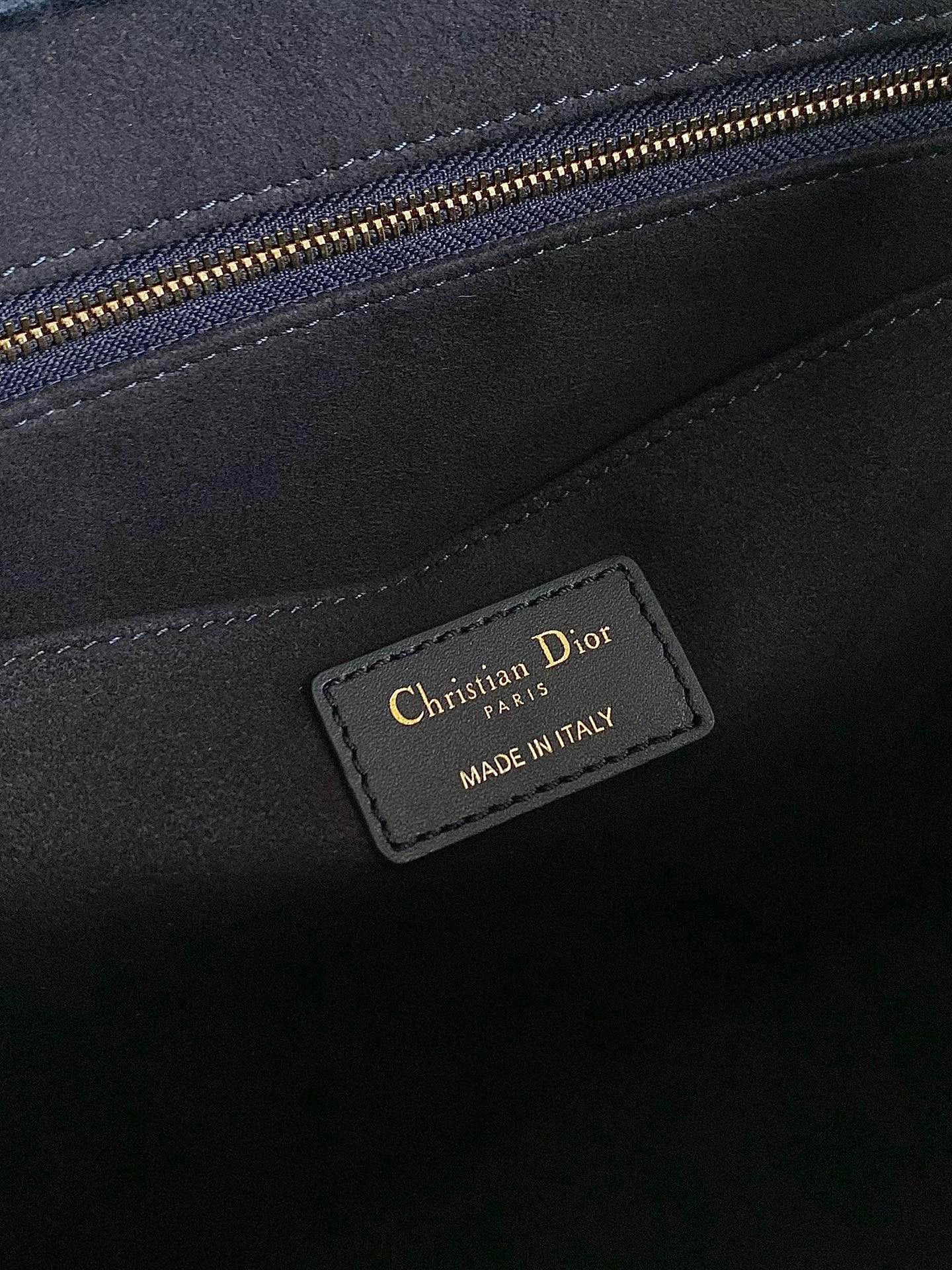 MEDIUM DIOR BOOK TOTE
Blue Oblique Embroidery Calfskin High Grade