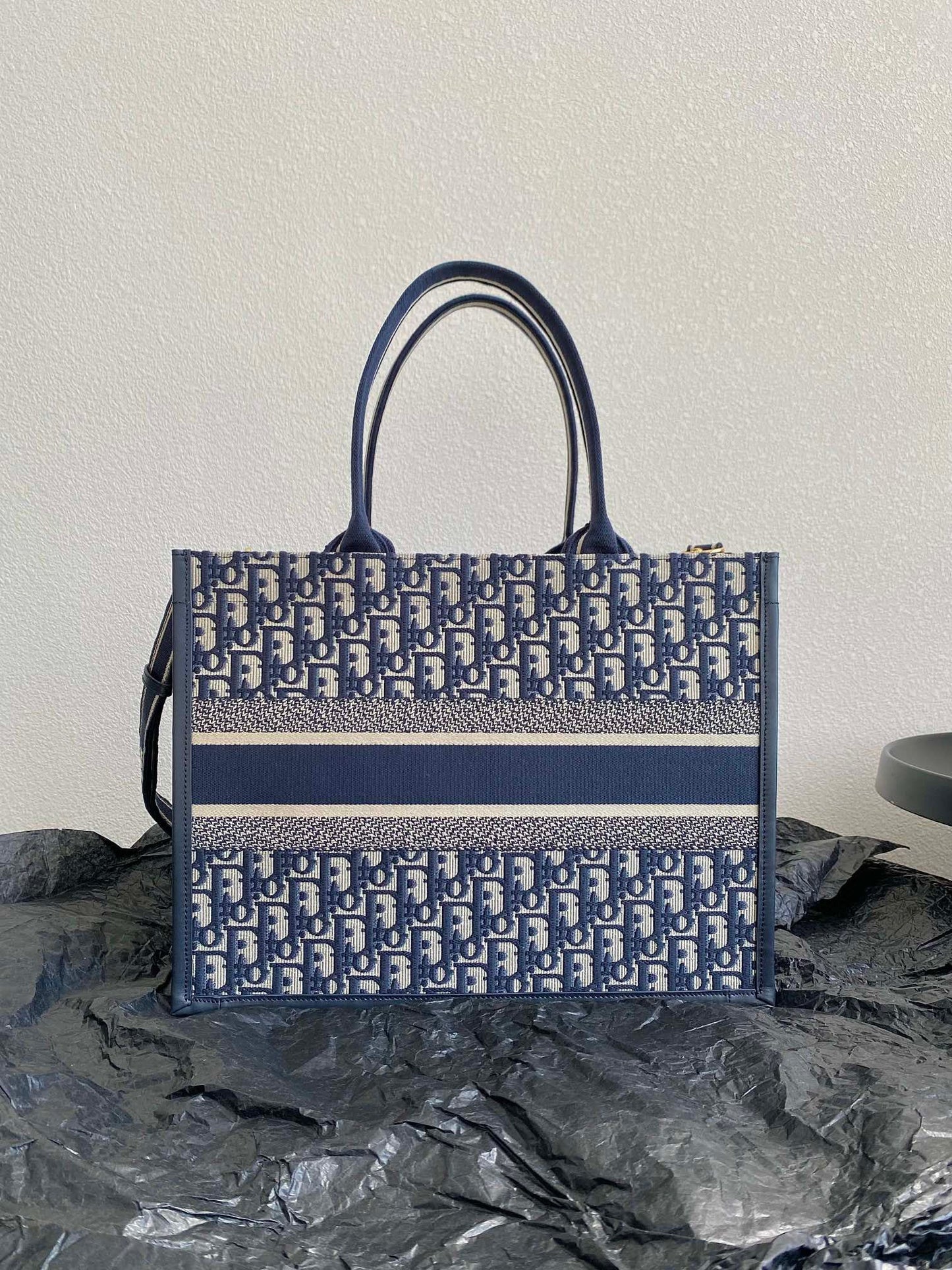 MEDIUM DIOR BOOK TOTE
Blue Oblique Embroidery Calfskin High Grade