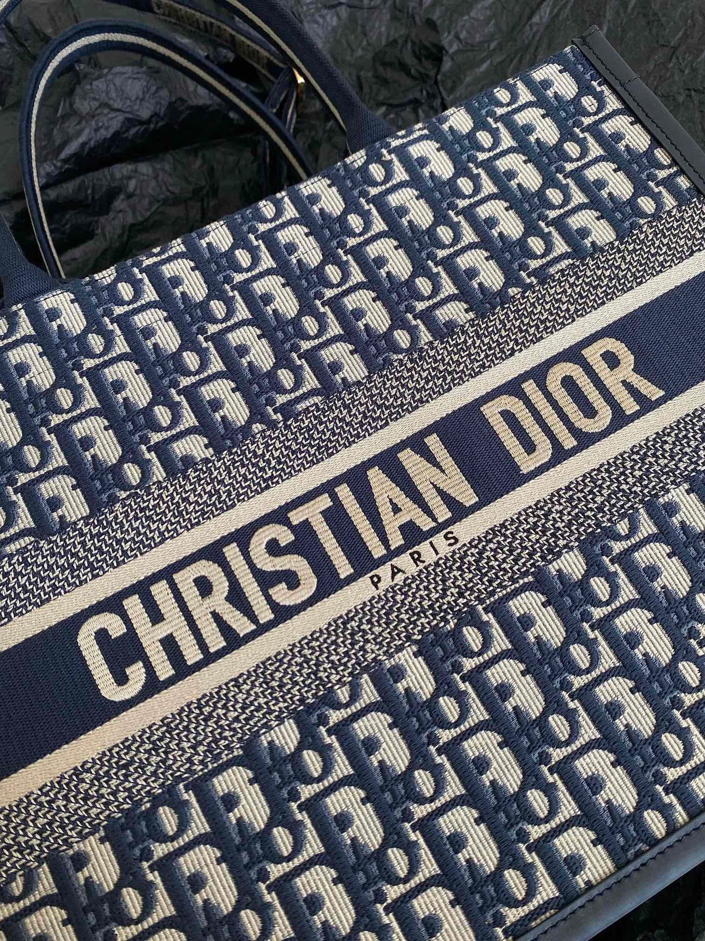 MEDIUM DIOR BOOK TOTE
Blue Oblique Embroidery Calfskin High Grade