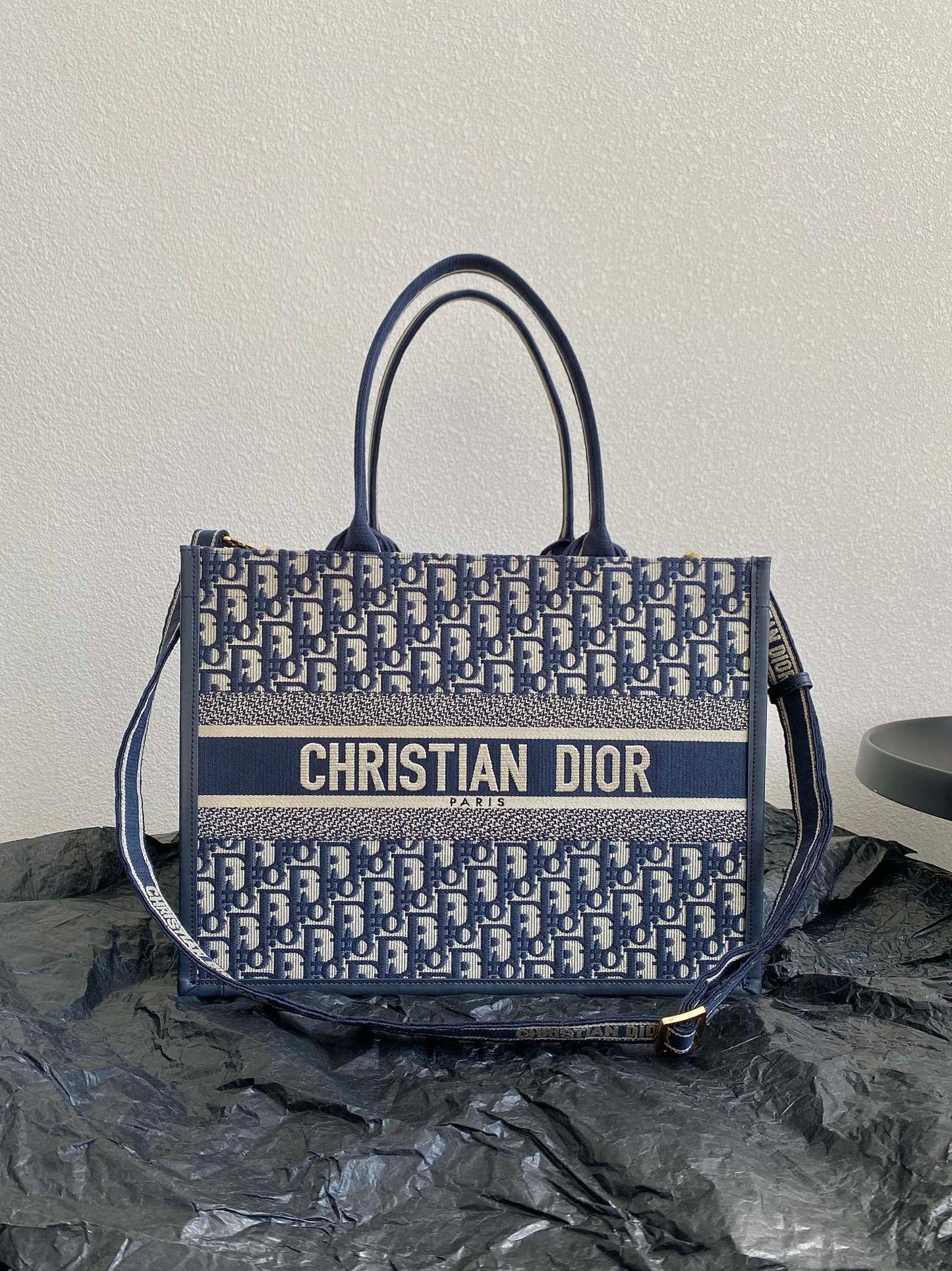 MEDIUM DIOR BOOK TOTE
Blue Oblique Embroidery Calfskin High Grade