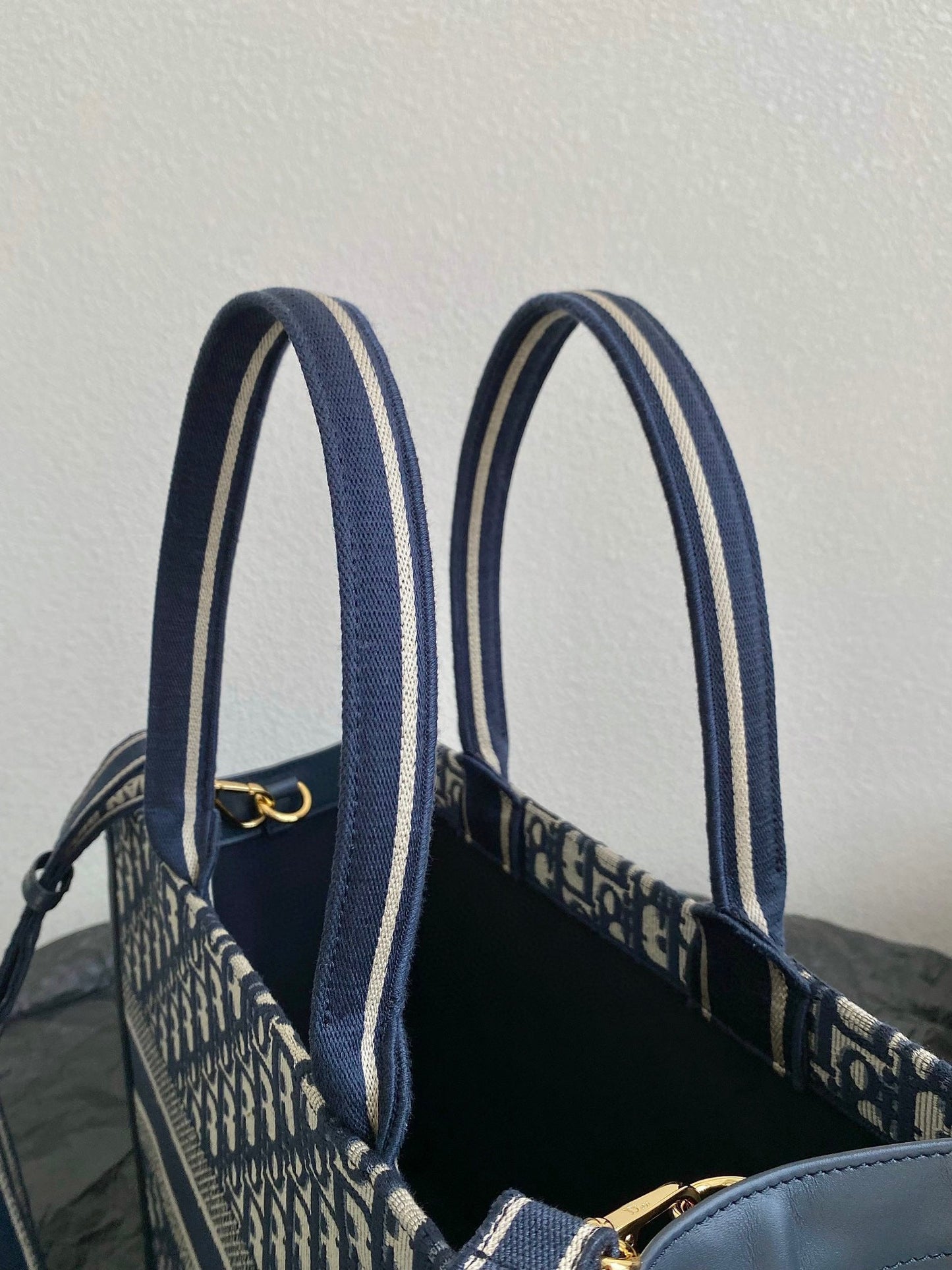 MEDIUM DIOR BOOK TOTE
Blue Oblique Embroidery Calfskin High Grade