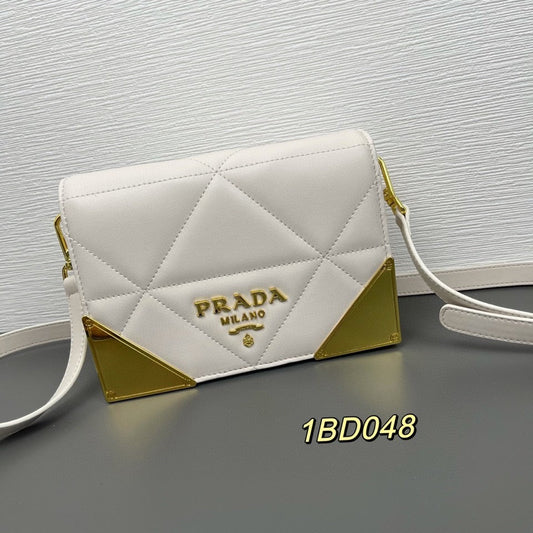 Prada Quilted Quilted leather shoulder bag - Grade 1