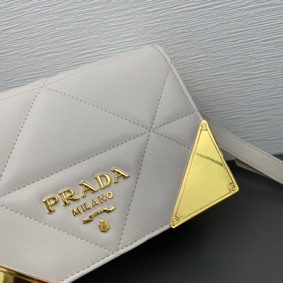 Prada Quilted Quilted leather shoulder bag - Grade 1