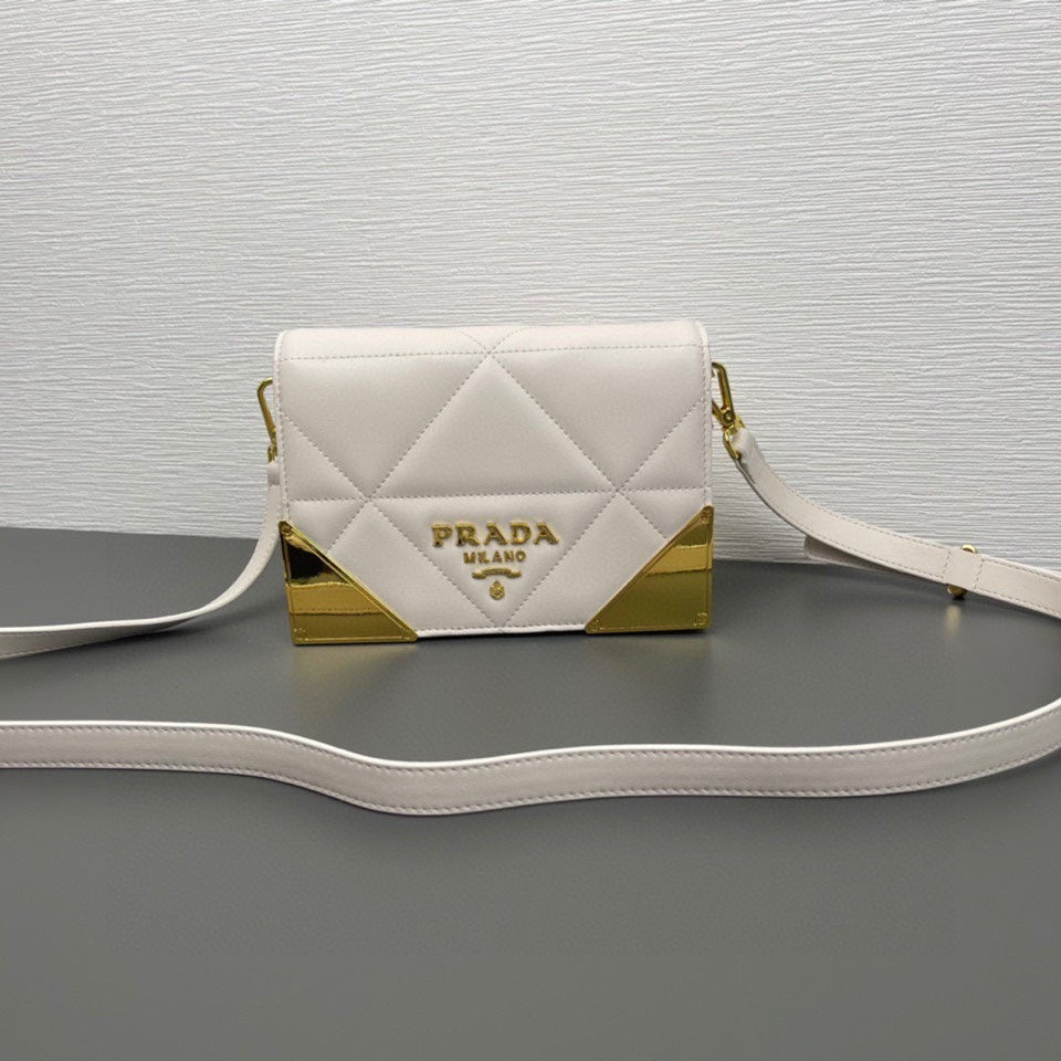 Prada Quilted Quilted leather shoulder bag - Grade 1